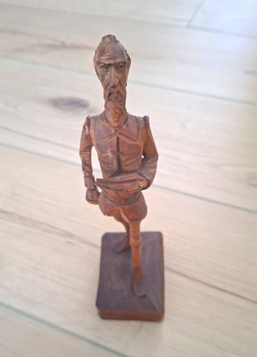 Handgeschnitzte holzfigur don - holzfigur,